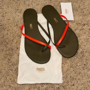 EUC TKEES Riley Neon Flip Flops Sandals Toe Strap Coral Olive Green Size 9